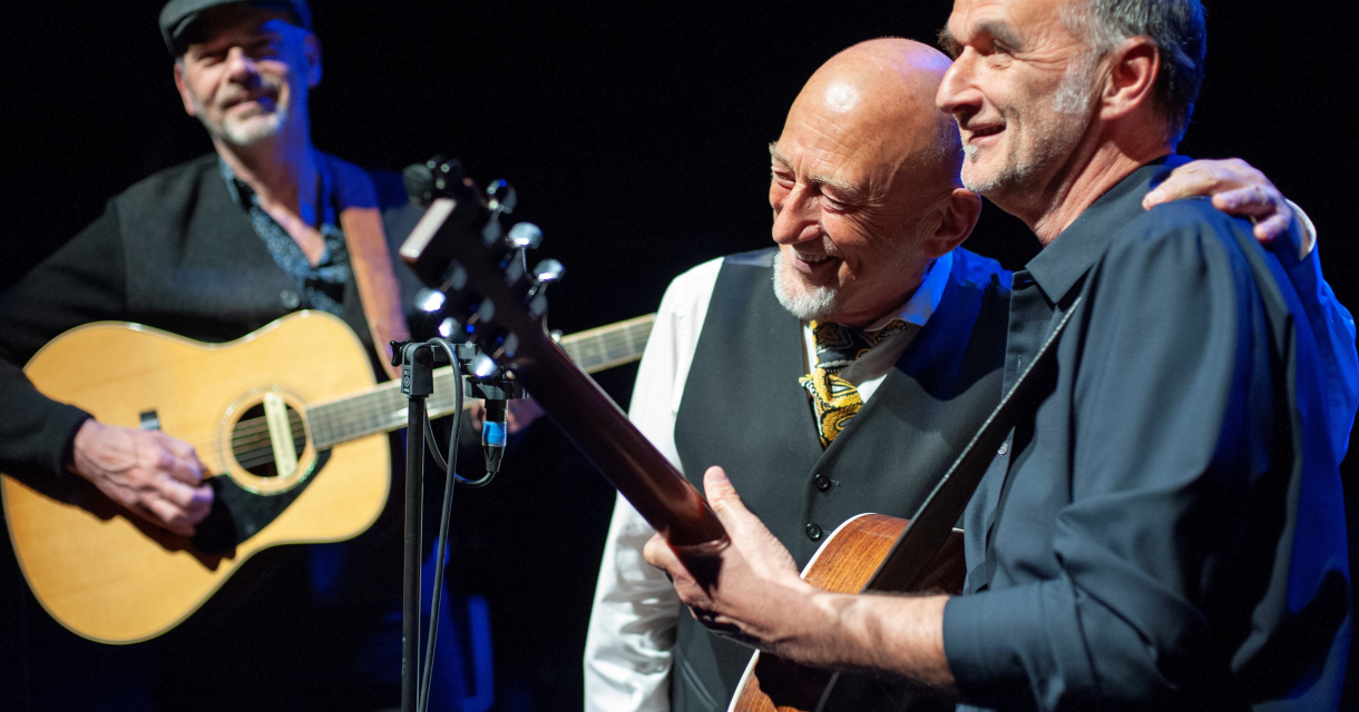  In Zald’mhebbe! zingt Gerard van Maasakker zowel nieuw en oud materiaal, immer prachtig in zijn eenvoud.