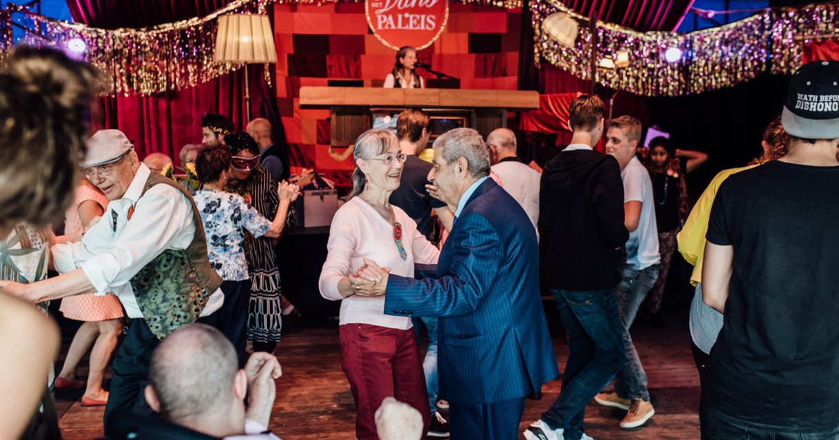 Alle ouderen kwiek, mentaal, fysiek, met dansen en muziek. Het Danspaleis is een ‘tankstation van levensvreugde’ en komt naar Den Haag! (c) Gaby Jongenelen Alle ouderen kwiek, mentaal, fysiek, met dansen en muziek. Het Danspaleis is een ‘tankstation van levensvreugde’ en komt naar Den Haag! (c) Gaby Jongenelen