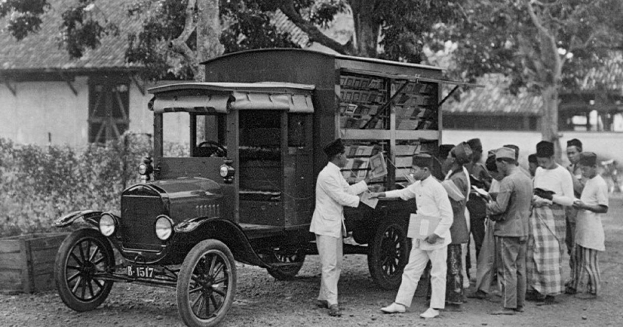 olkslectuur ‘Reizende bibliotheek’, vermoedelijk jaren ’30, fotograaf onbekend.jpg olkslectuur ‘Reizende bibliotheek’, vermoedelijk jaren ’30, fotograaf onbekend.jpg
