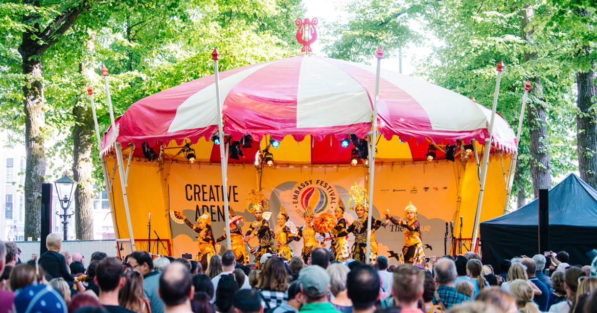 Het Embassy Festival biedt bezoekers op het Lange Voorhout een culturele, culinaire en muzikale ontdekkingsreis van twee dagen. (c) Parcifal Werkman Het Embassy Festival biedt bezoekers op het Lange Voorhout een culturele, culinaire en muzikale ontdekkingsreis van twee dagen. (c) Parcifal Werkman