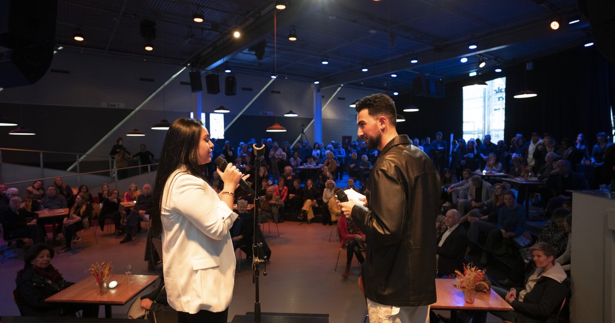 Chelsy Valentina en Hasan Gok op het podium (c) Serge Ligtenberg