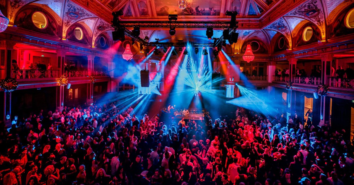 Feestende mensen in het Kurhaus 