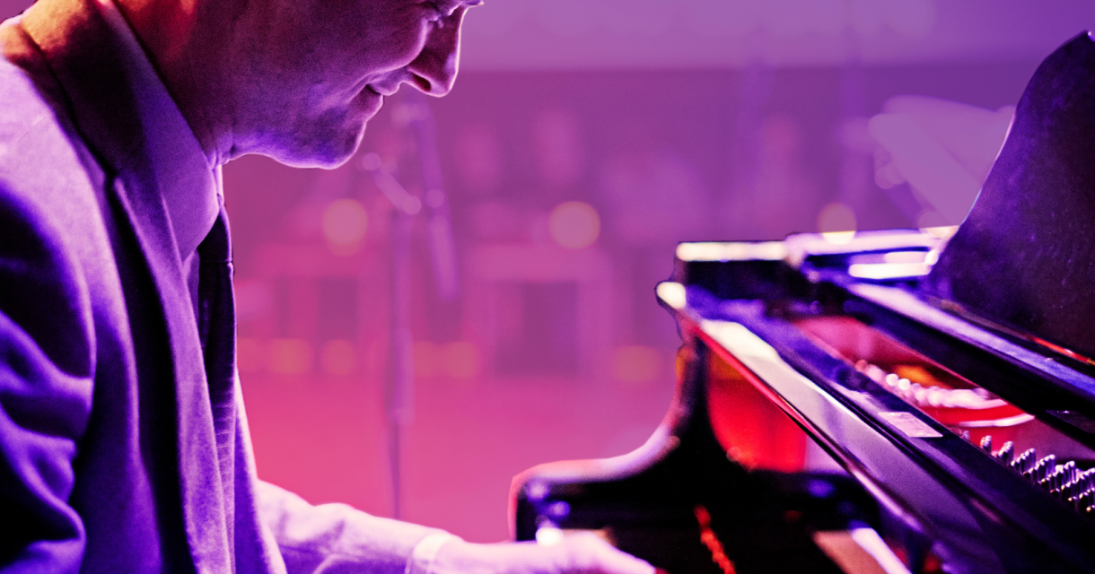 Swingend winkelen dat doe je tijdens Jazz En Route. Geniet tijdens het shoppen van intieme pop-up jazz-optredens in de winkelstraten rondom het Noordeinde. Swingend winkelen dat doe je tijdens Jazz En Route. Geniet tijdens het shoppen van intieme pop-up jazz-optredens in de winkelstraten rondom het Noordeinde.