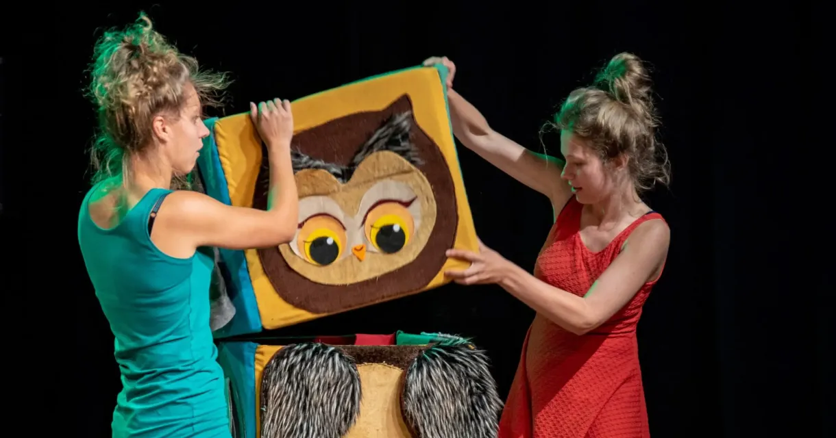 Kiekeboe!' is een beeldende, muzikale, lichte en associatieve voorstelling voor de allerkleinsten (c) Vera Rottger Kiekeboe!' is een beeldende, muzikale, lichte en associatieve voorstelling voor de allerkleinsten (c) Vera Rottger
