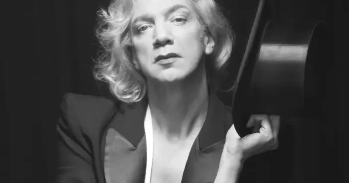 Marlene is een voorstelling over roem en mystificatie en geeft een inkijk in de ziel van een wereldberoemde legende. Marlene is een voorstelling over roem en mystificatie en geeft een inkijk in de ziel van een wereldberoemde legende.
