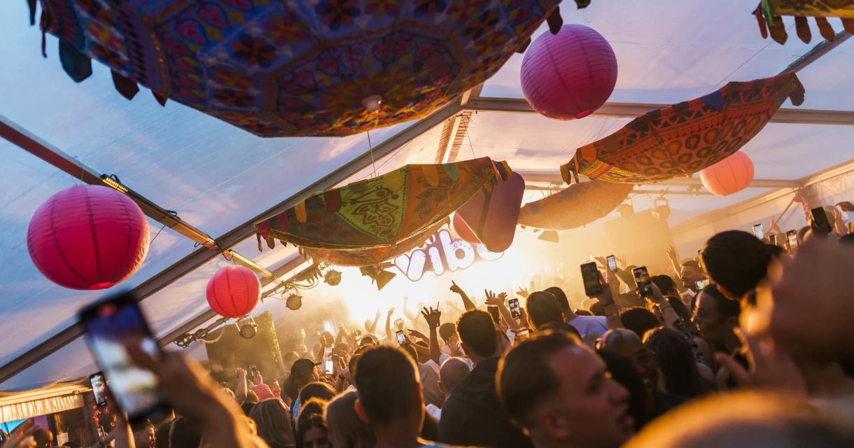 Feestende menigte onder kleurrijke decoraties