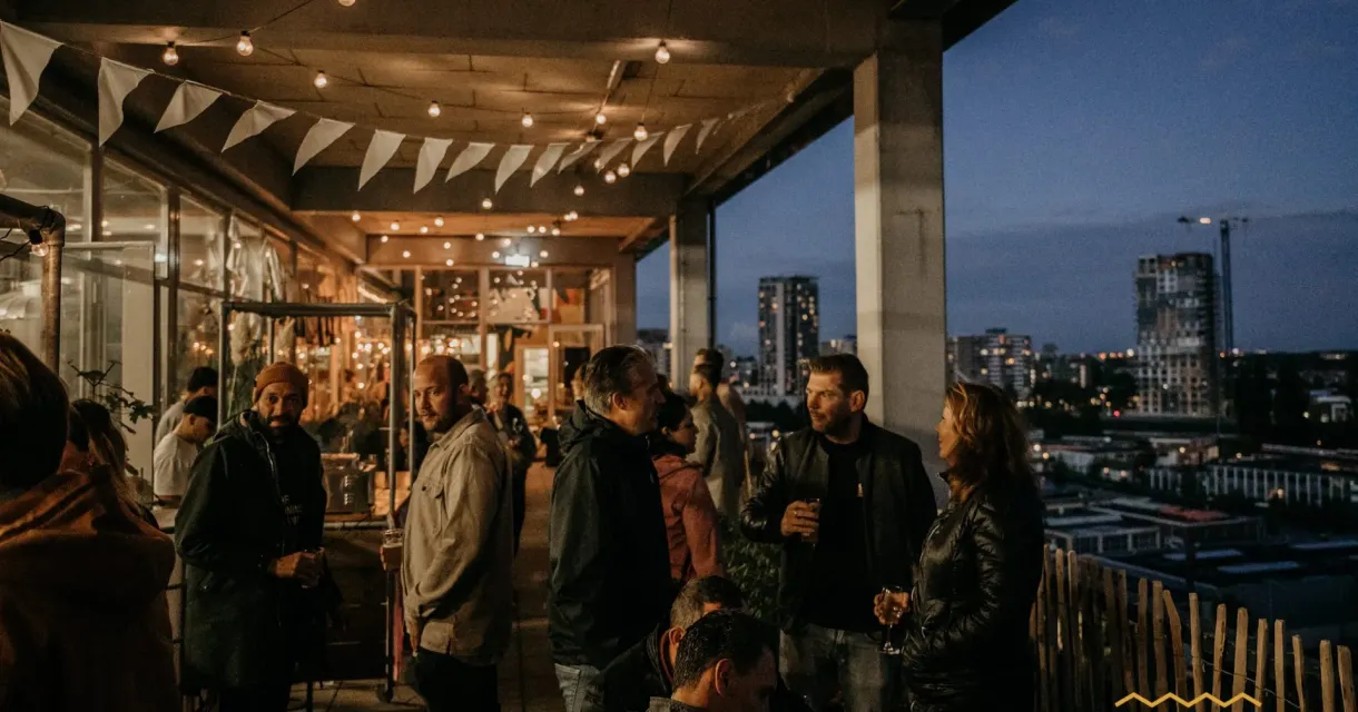 Luid jouw weekend in bij Haags Hoog! Elke laatste vrijdag van de maand organiseren zij een gezellige VrijMiBo met biertjes, borrelhapjes, gezellige mensen en muziek! (c) Louise Boonstoppel Fotografie 
