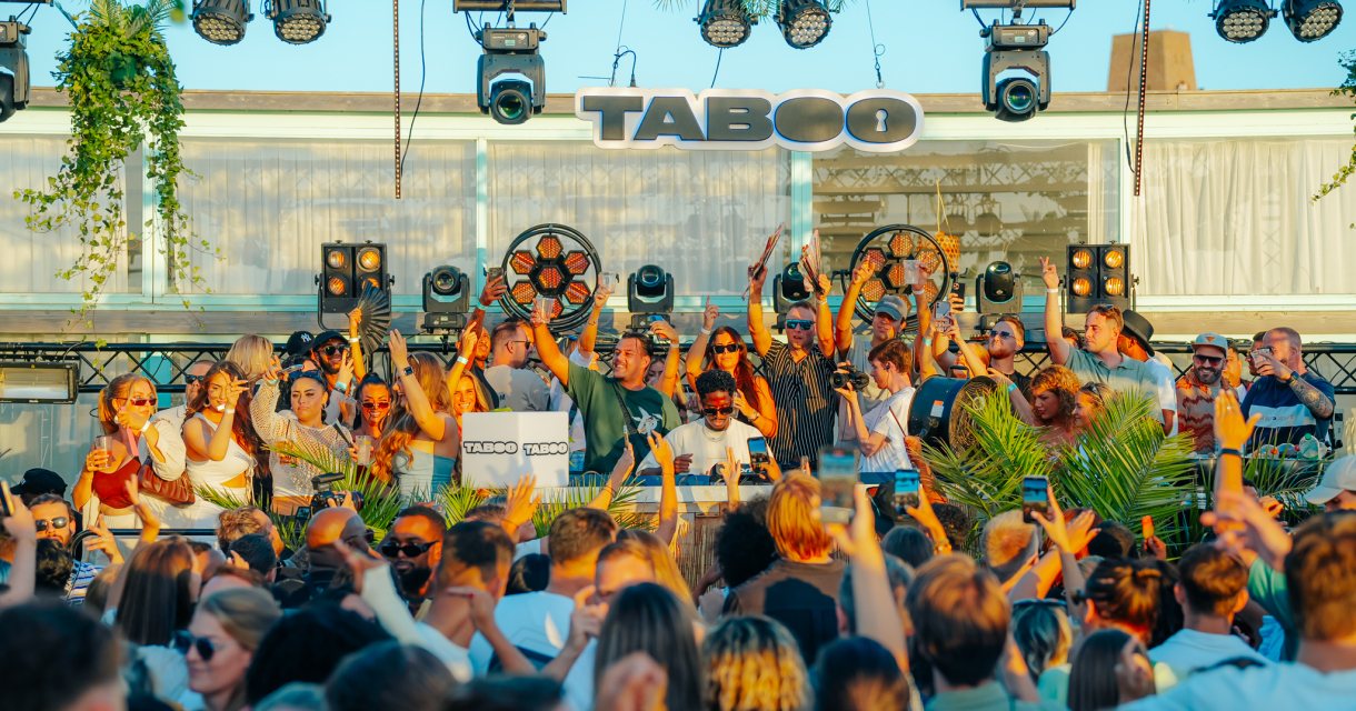 Feestende menigte bij Taboo op het strand (c) Taboo events Feestende menigte bij Taboo op het strand (c) Taboo events