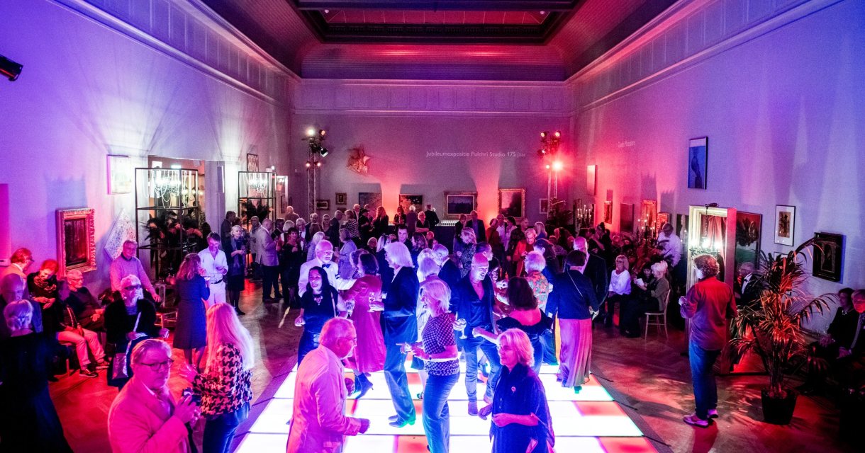 De sociëteit van Pulchri Studio wordt omgetoverd tot één grote discodansvloer tijdens Swing Town