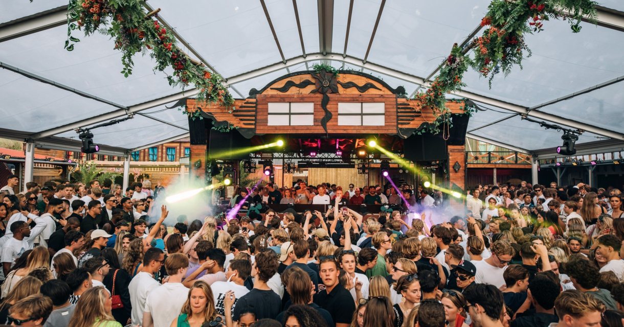 Grote menigte aan mensen aan het dansen bij Colorado Charlie 