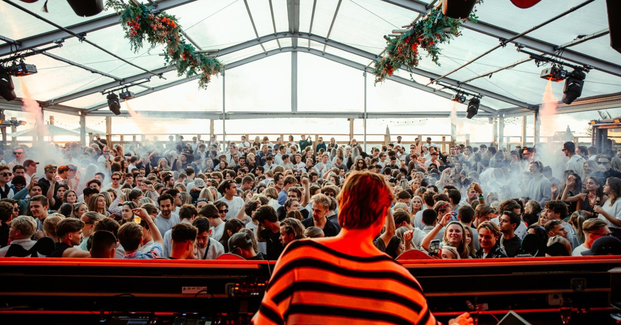 Michel de Hey draait voor een feestende menigte