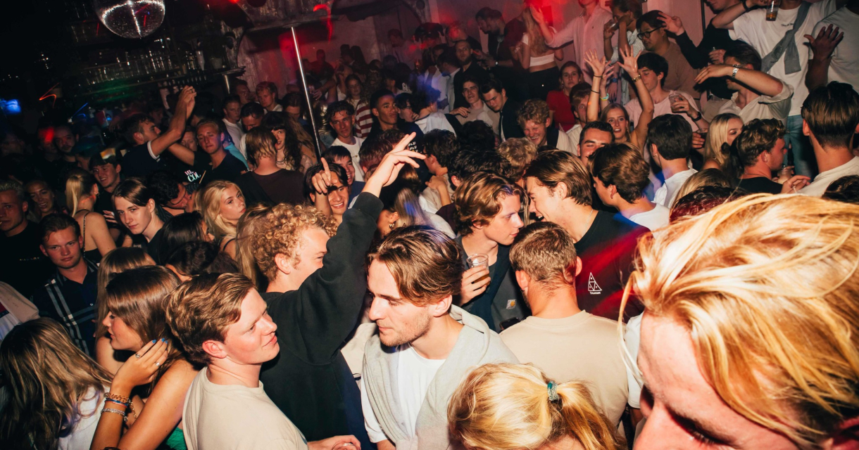 Microclubben, hoe je het ook wilt noemen, vroeg uit je dak gaan kan nu ook met De Tijdmachine in Westwood!