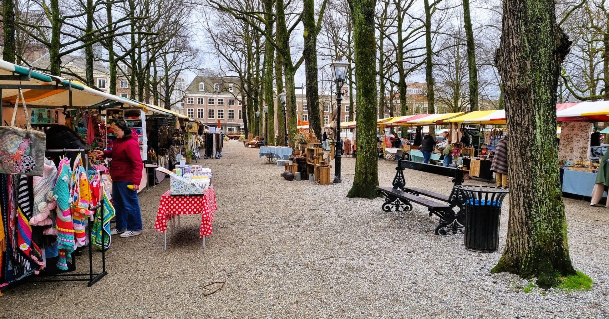 Verschillende markt kraampjes op het Lange Voorhout