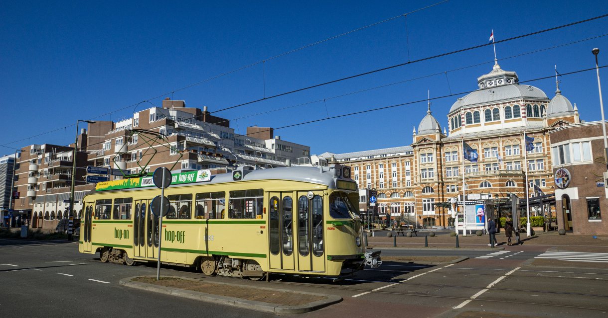 De Tourist Tram is een unieke Hop-on Hop-off verbinding in Den Haag tussen stad en strand