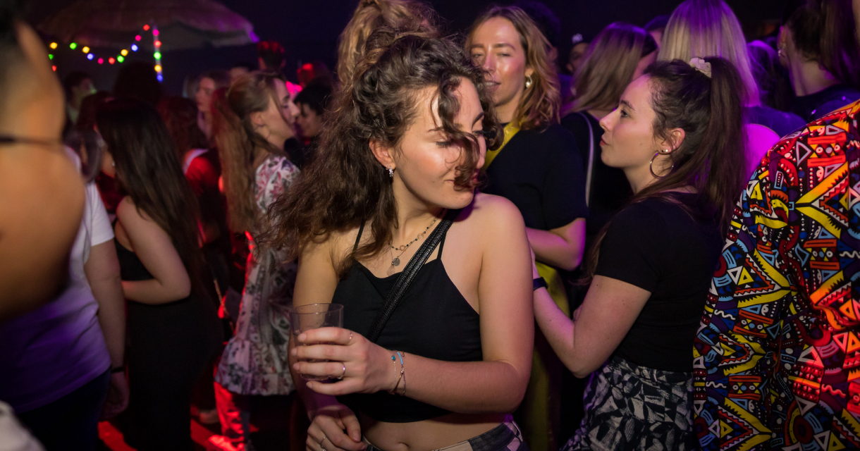 Op zaterdag 11 mei is het weer zover want dan is Tropenrooster te vinden bij Boca Grandi op het strand van Scheveningen (c) Chiel Eijt