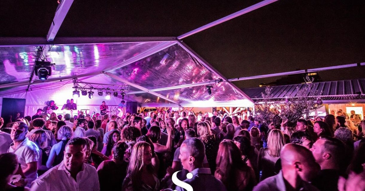 Mensen dansen op een strandfeest (c) Sparkling 