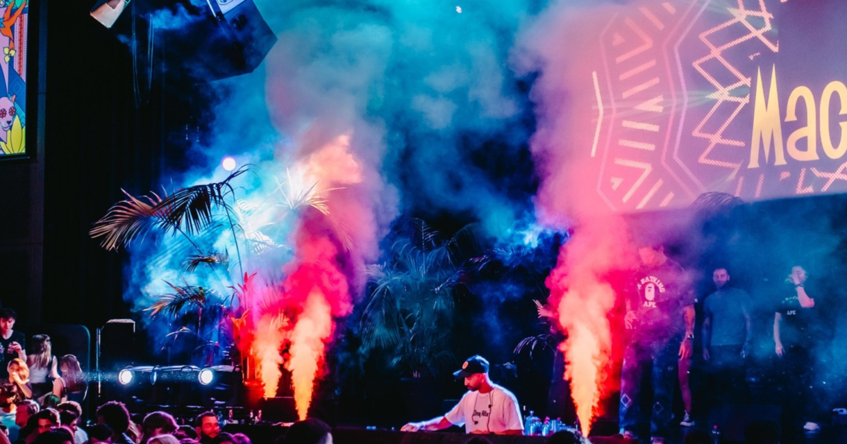 Feestelijke Latin party met DJ, rook en kleurrijke lichten