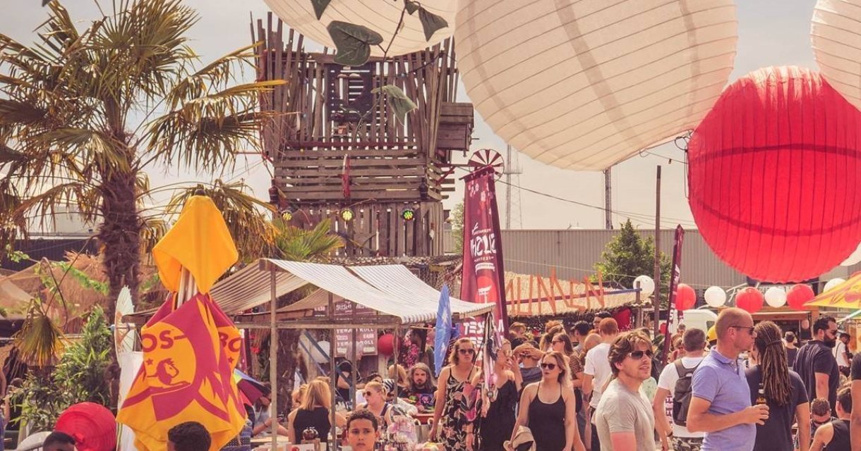 Bezoekers wandelen langs kraampjes met streetfood Bezoekers wandelen langs kraampjes met streetfood