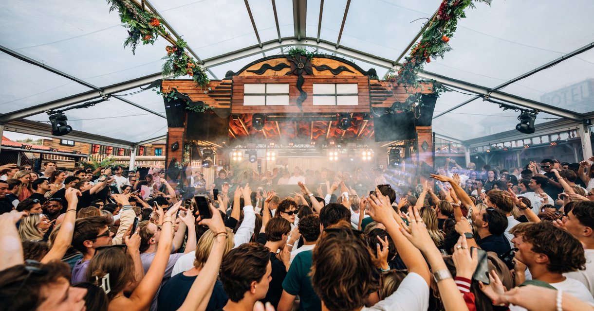 Feestende mensen tijdens een event bij Colorado Charlie 