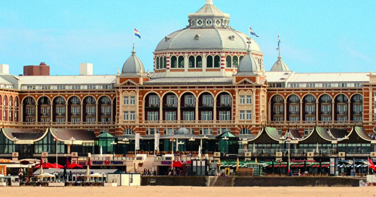 De zeekant van het Kurhaus