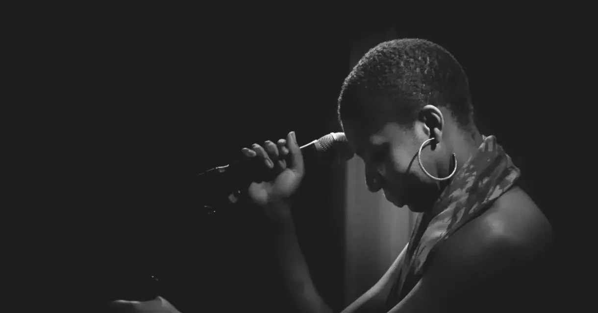 Singer-songwriter Maame Joses op het podium 