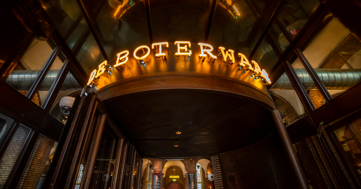 Entree van Stadcafé de Boterwaag op de Grote Markt in Den Haag