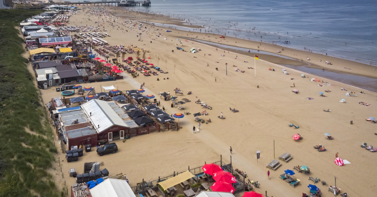 Een luchtfoto van het Scheveningse strand in de zomer Een luchtfoto van het Scheveningse strand in de zomer