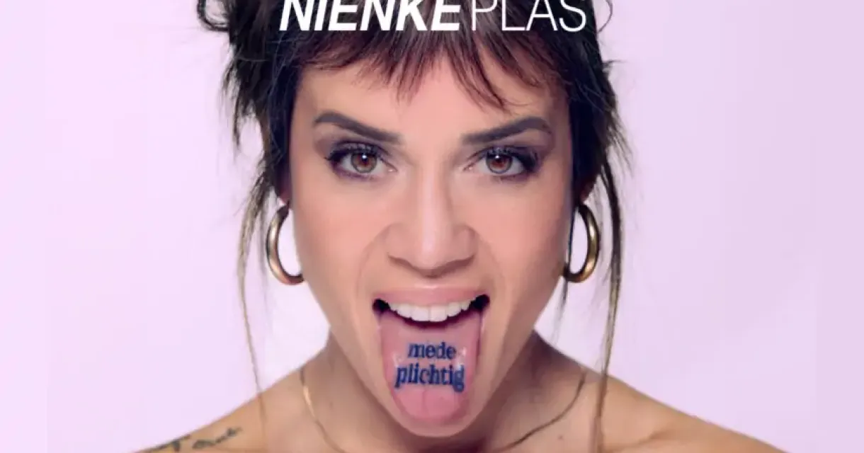 Nienke Plas met een uitstekende tong met de tekst medeplichtig Nienke Plas met een uitstekende tong met de tekst medeplichtig