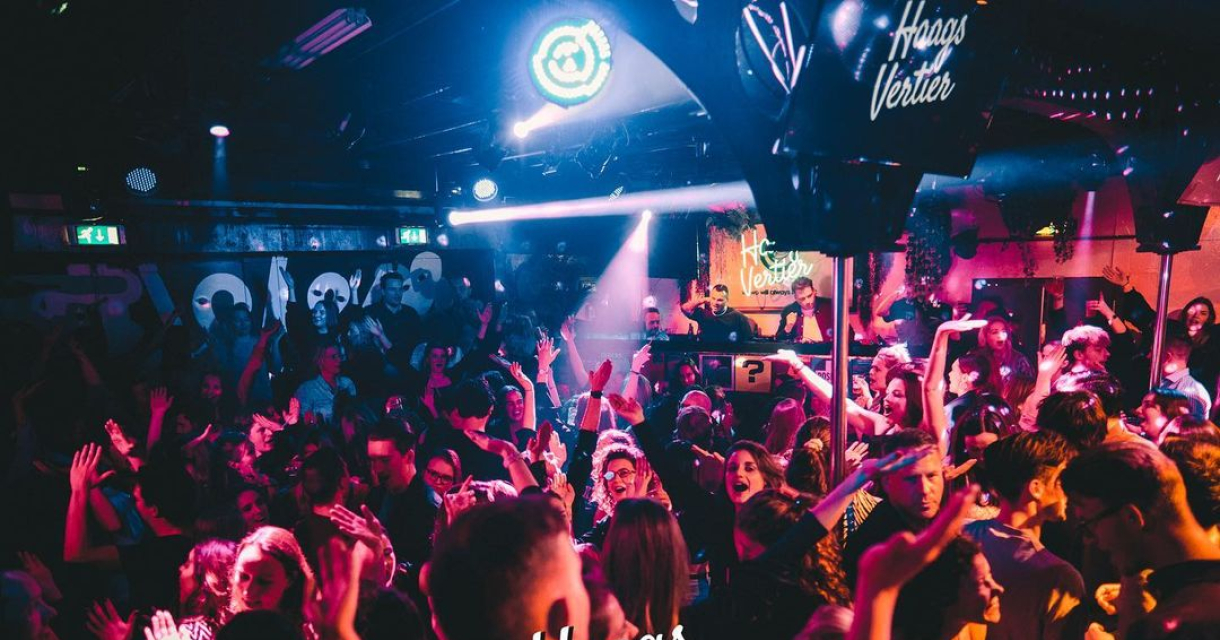 Zaal vol mensen die dansen op muziek van de dj (c) Haags Vertier Zaal vol mensen die dansen op muziek van de dj (c) Haags Vertier