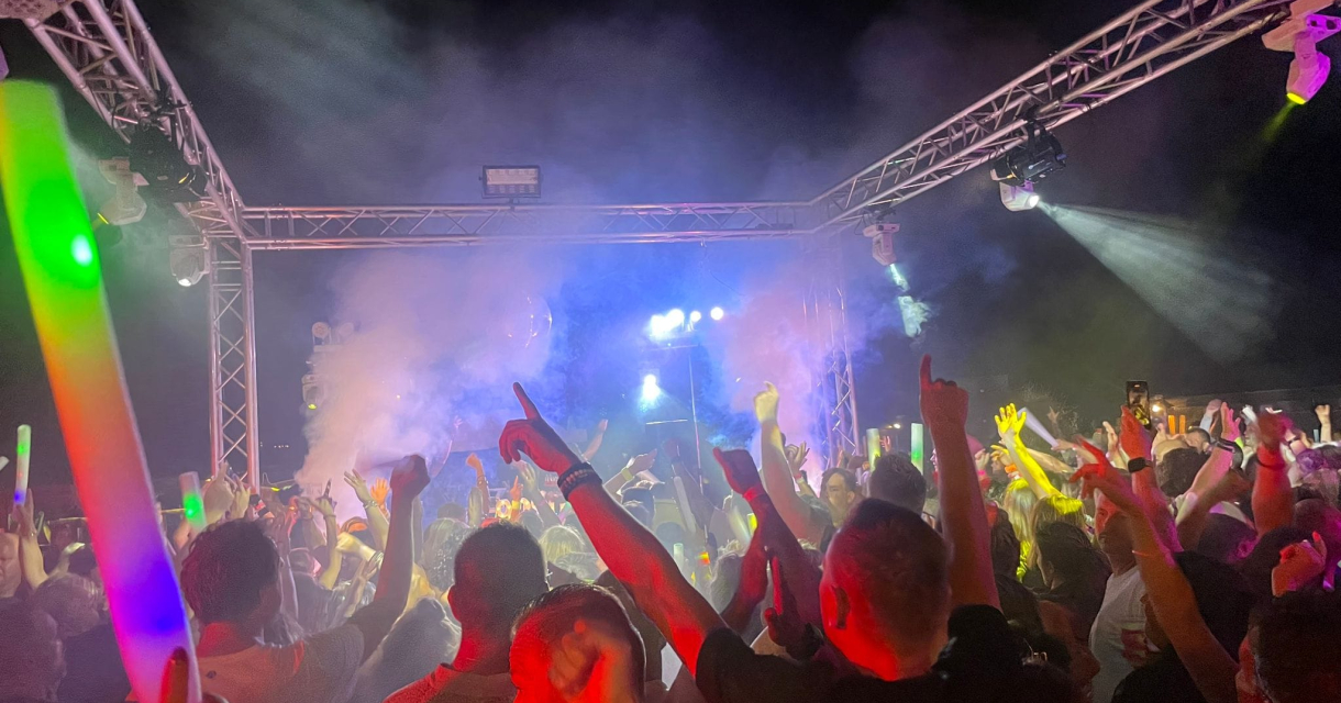 Feestende mensen (c) 90's only Feestende mensen (c) 90's only