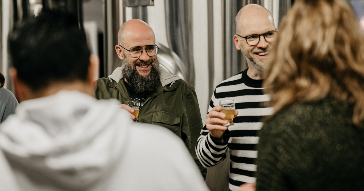 Deelnemers bij een bierproeverij met een bierglas Deelnemers bij een bierproeverij met een bierglas