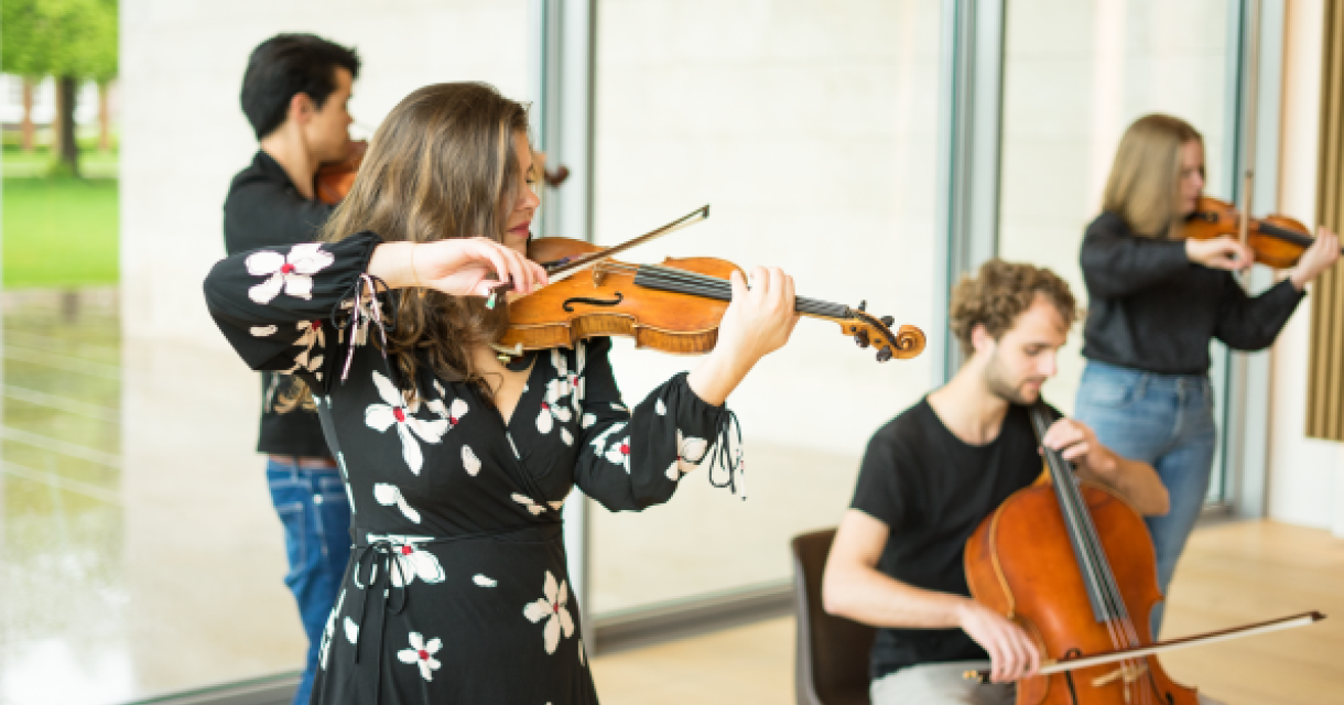 Muzikale talenten spelen in het auditorium van Museum Voorlinden