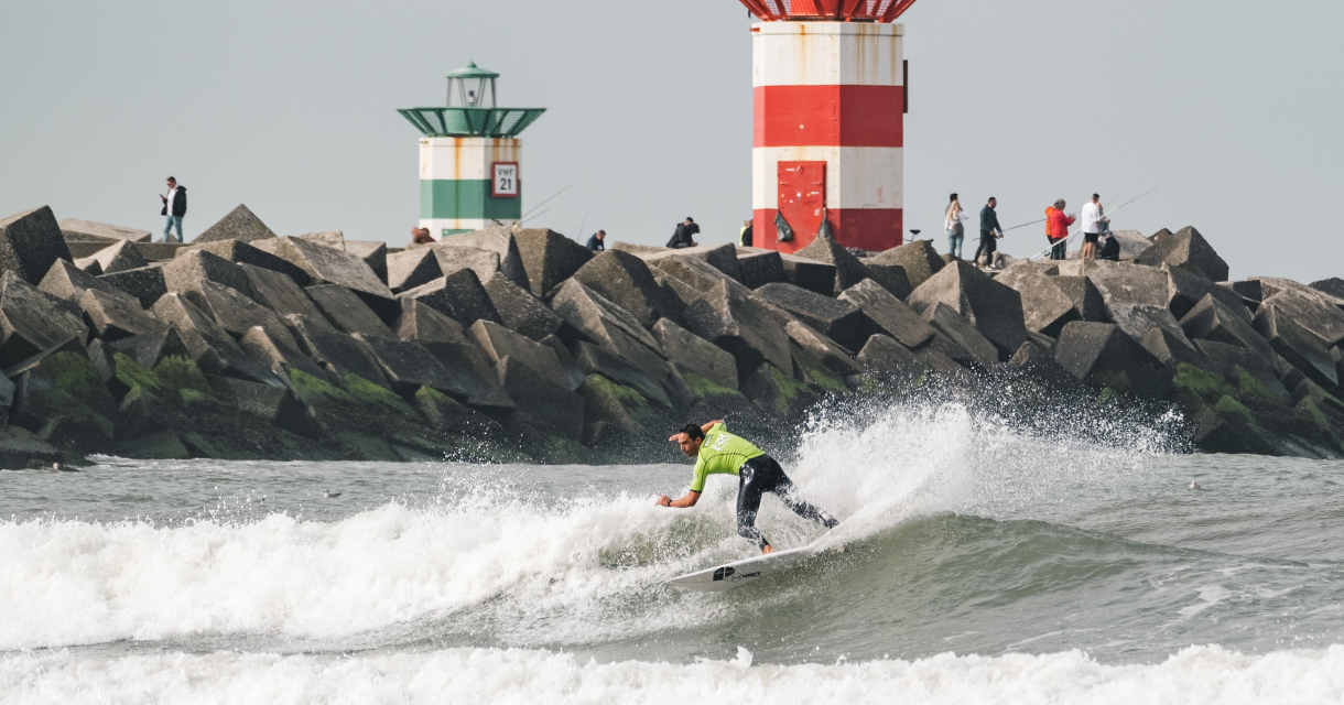 Foto van een surfer bij het Scheveningse havenhoofd