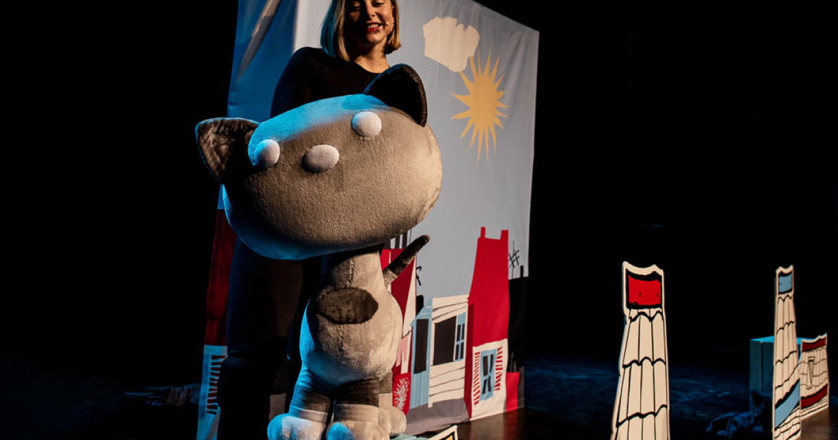 Pim en Pom poppenspel op het podium Veur Theater Pim en Pom poppenspel op het podium Veur Theater