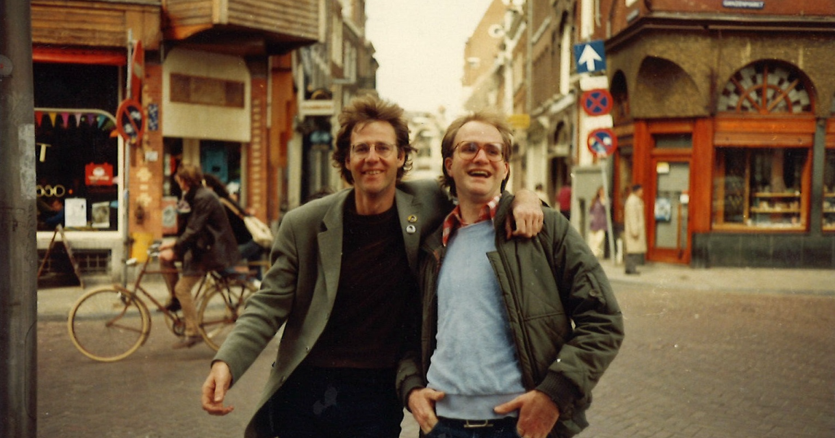 Koos Meinderts en Aad Meinderts poserend op straat Koos Meinderts en Aad Meinderts poserend op straat
