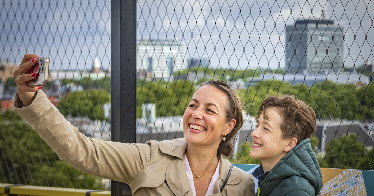 Moeder en zoon maken een selfie op het Binnenhof uitzichtpunt