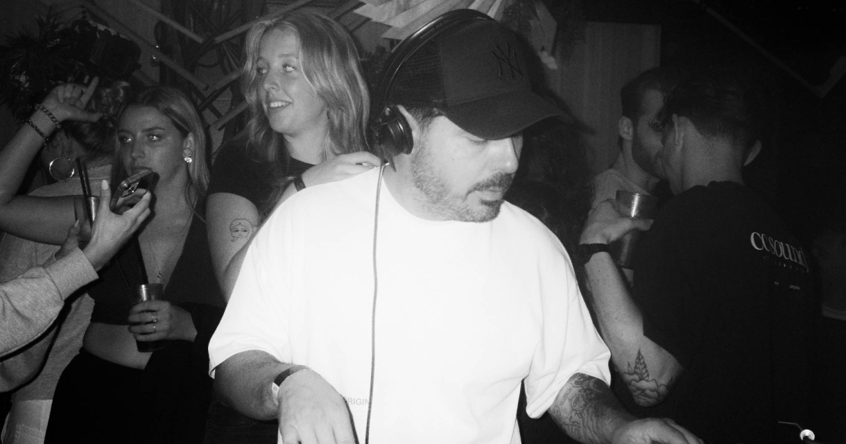 Dj draait muziek met feestende mensen achter zich Dj draait muziek met feestende mensen achter zich