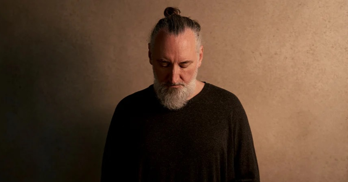 Britse singer-songwriter Fink portretfoto kijkend naar beneden in zwarte trui