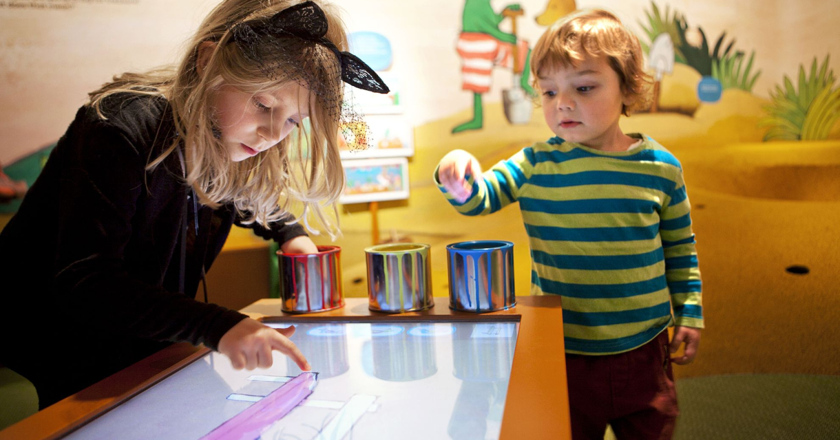 Twee kinderen ontdekken de tentoonstelling Ik ben Kikker (c)Eveline van Egdom
