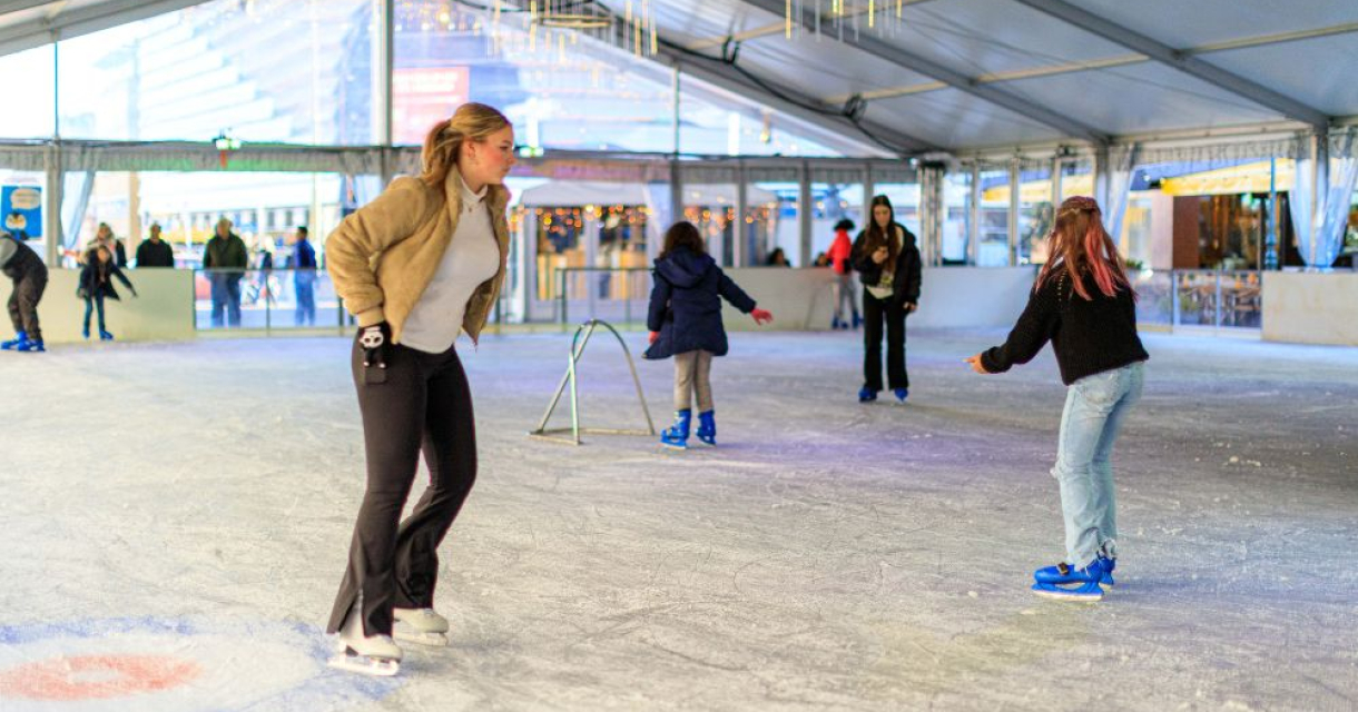 Mensen op schaatsbaan in Scheveningen