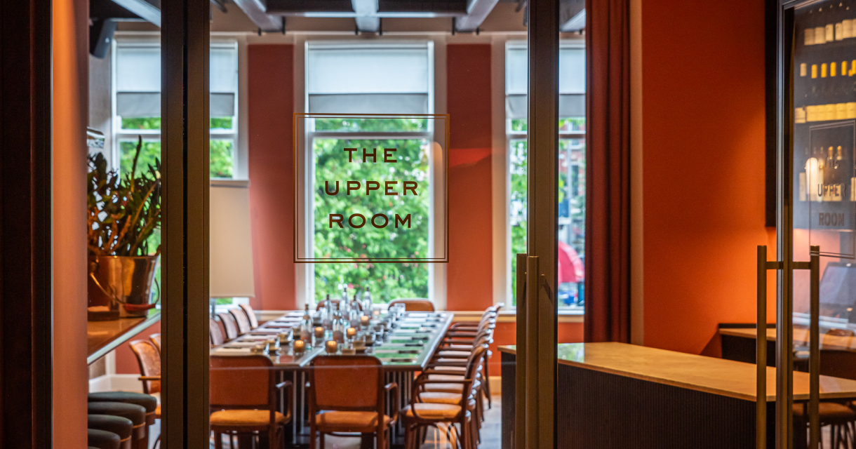 Lange gedekte tafel in restaurant Harper Lange gedekte tafel in restaurant Harper