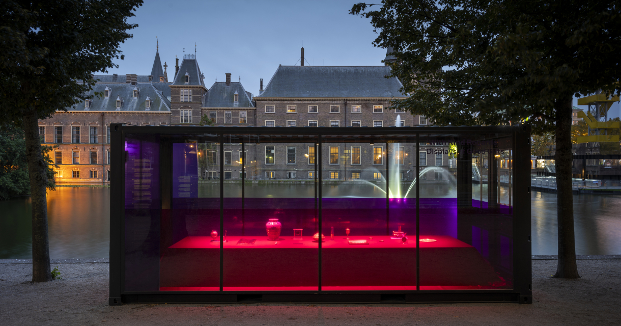 Tentoonstelling met gekleurde vitrine aan de Lange vijverberg in Den Haag