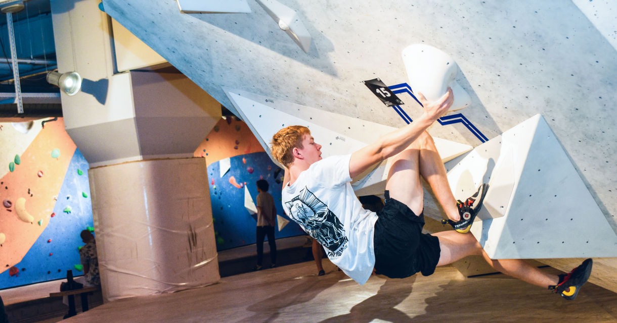 Beest Boulders klimhal Den Haag HS met man die bouldert.