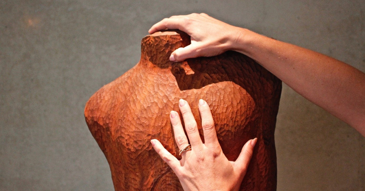 Twee handen op een sculptuur Twee handen op een sculptuur
