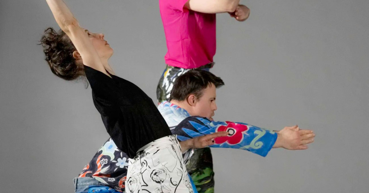 Drie mensen dansen door elkaar in kleurrijke kleren