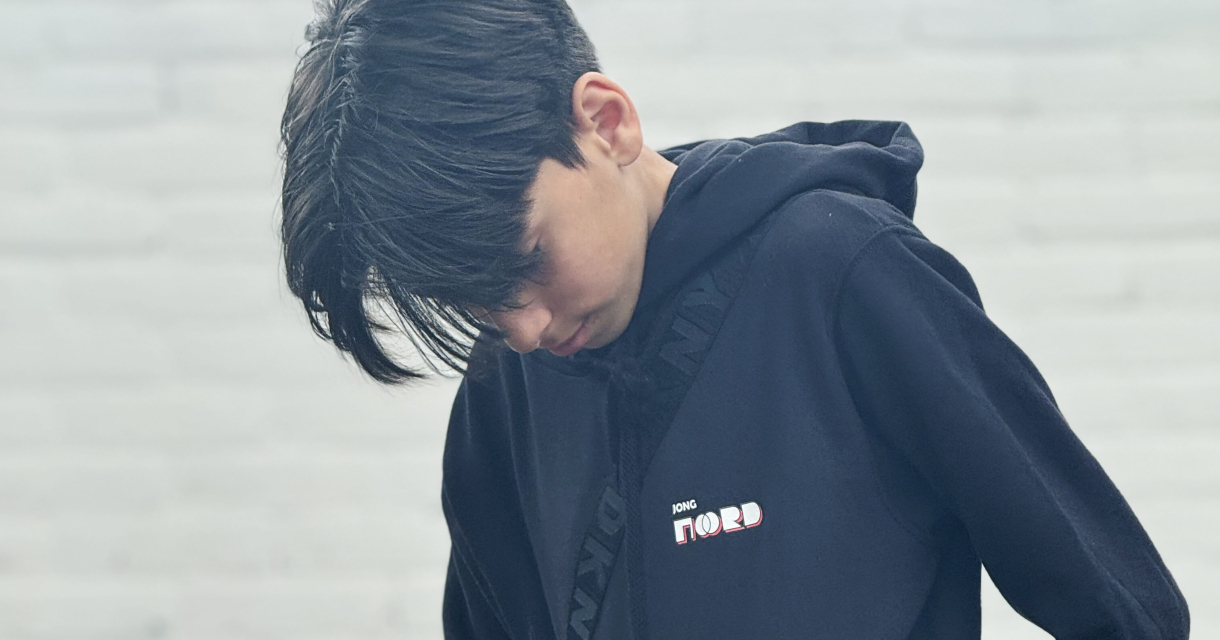 Jongen met een zwarte hoodie van Jong NOORD