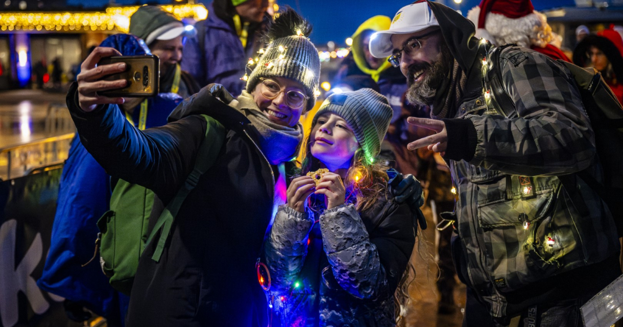 Scheveningen Light Walk met mensen gehuld in kerstlampjes.