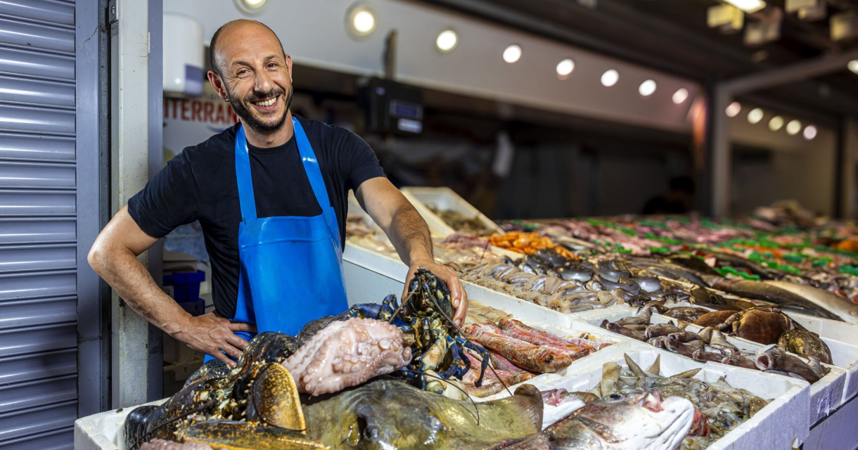 Visverkoper met een octopus in zijn hand