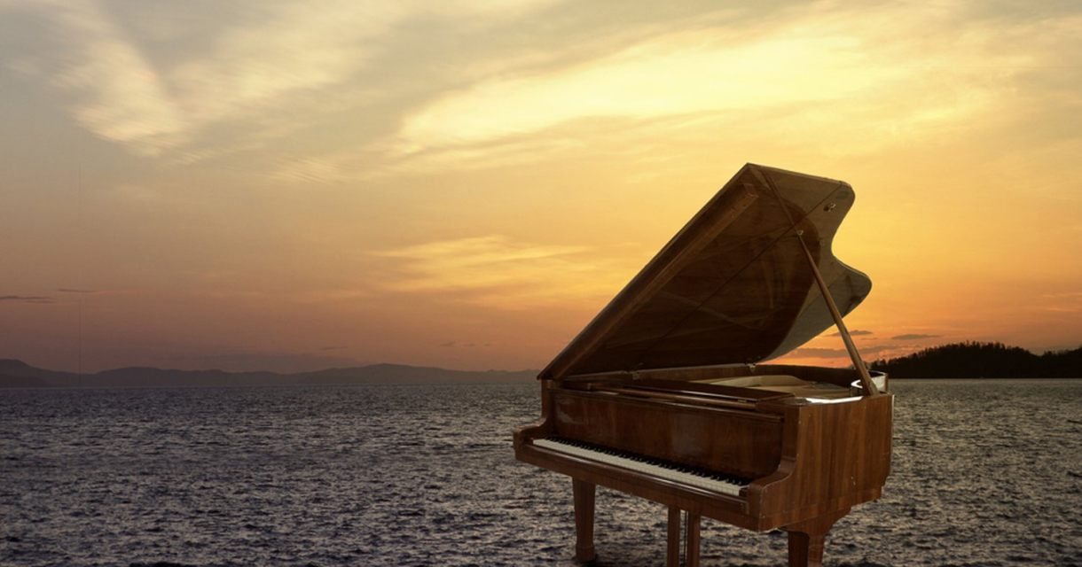 Een piano in het water met zonsondergang op de achtergrond Een piano in het water met zonsondergang op de achtergrond