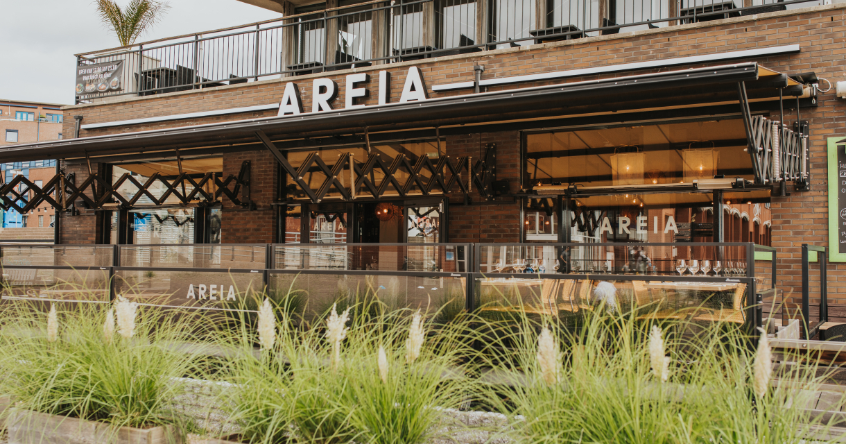 Restaurant Areia met zicht op de haven van Scheveningen gefotografeerd van buitenaf.